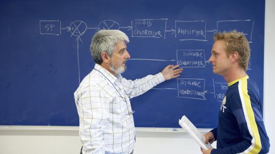 Gezeigt wird ein Lehrer mit einem Schüler