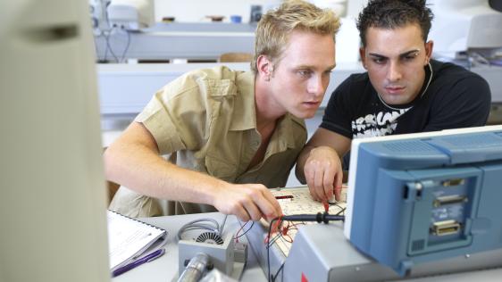 Gezeigt werden zwei Schüler