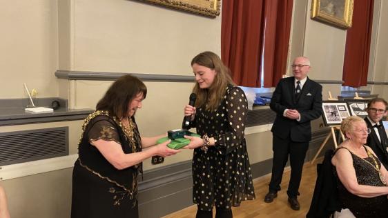 Mülheims Bürgermeisterin Ann-Kathrin Allekotte (rechts) übergibt der Bürgermeisterin in Darlington Jan Cossins (links) die Gastgeschenke anlässlich der Einladung zum „Mayor’s Charity Ball“.