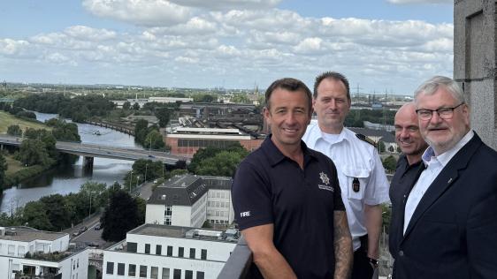Offizielle Begrüßung im Rathaus (von links nach rechts): Ken Lyons (Feuerwehr des County Durham and Darlington Fire and Rescue Service); Leiter der Feuerwehr Mülheim an der Ruhr, Sven Werner; Marcel Gerritz (Amt 37) und Bürgermeister Markus Püll.
