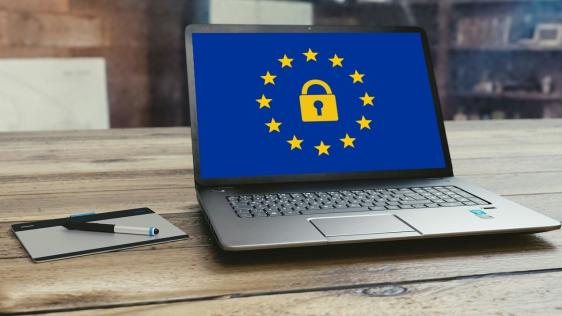 Laptop mit Europafahne und Sicherheitsschloss.