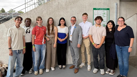 Der Jugendstadtrat hat sich zusammen mit Stadtdirektor David Lüngen im Lorheidestadium in Bochum zum Gruppenfoto aufgestellt.