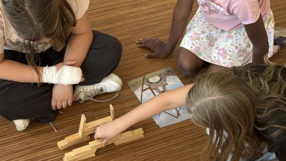 Am Freitag, den 4. Juli 2025, verwandelte sich das Berufskolleg Stadtmitte erneut in eine bunte europäische Erlebniswelt. An der Quizstation stellten die Kinder unter Beweis, wie viel sie über Europa gelernt hatten.