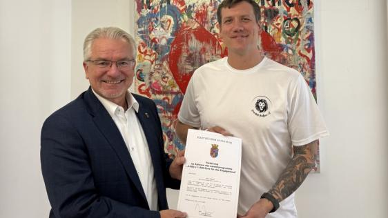  Das Projekt Fit4Future des Vereins Löwenstark Mülheim e.V. wurde im Rahmen des Landesprogramms "2.000 x 1.000 Euro für das Engagement" gefördert (von links nach rechts): Oberbürgermeister Marc Buchholz und 1. Vorstandsvorsitzender des Vereins Löwenstark Mülheim e.V., Kevin Van Boxem. 