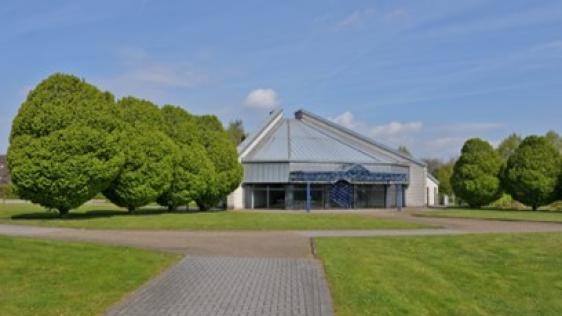 Auf dem Foto ist die Trauerhalle des Friedhofs Dümpten 2 zu sehen.