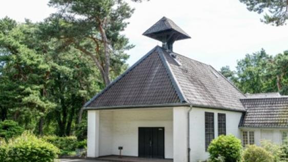 Auf dem Foto ist die Trauerhalle des Speldorfer Friedhofs zu sehen.