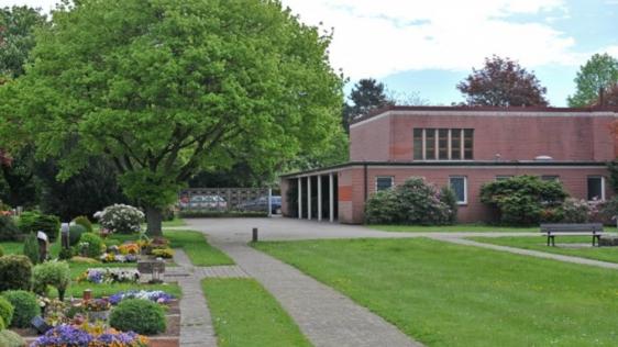 Auf dem Foto ist die Trauerhalle des Styrumer Friedhofs zu sehen.