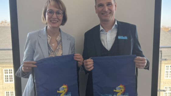 Martina Ellerwald und Dominik Steffan freuen sich, dass die Schwimmbeutel der „Flotte Flosse“ auch künftig eine zusätzliche Motivation für kleine Schwimmer bieten.