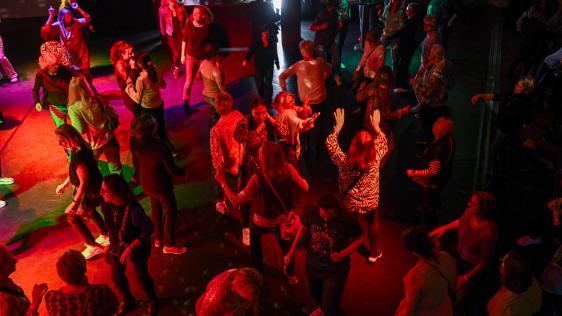 Zur Frauenparty der Gleichstellungsstellen der Stadt Mülheim an der Ruhr und der Hochschule Ruhr West/HRW kamen mehr als 500 Frauen und feierten ausgelassen zur Musik von DJ die suse. Anlässlich des Internationalen Frauentages wurde im Ringlokschuppen Ruhr getanzt und gefeiert.