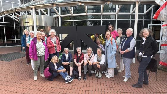Zu sehen ist ein Gruppenfoto mit den Teilnehmerinnen der Frauenpolitischen Fahrt nach Dortmund am 19. September 2025, aufgenommen vor dem Museum DASA.