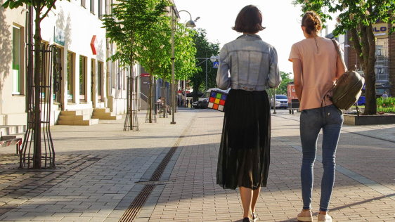 Zwei Fußgängerinnen auf einer Einkaufsstraße