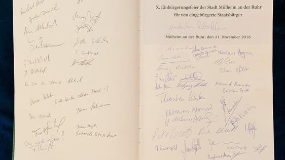 Aufgeschlagenes Gästebuch der Stadt Mülheim an der Ruhr 