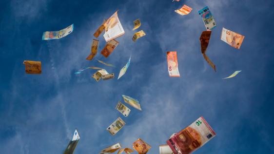 Geldscheine, die wie Regen vom Himmel fallen.