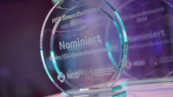 Zwei Pokale des MSD Gesundheitspreises mit der Aufschrift "Nominiert"