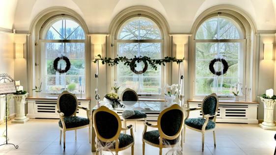 Festlich geschmückter Saal im Schloß Styrum anlässlich einer Hochzeit.