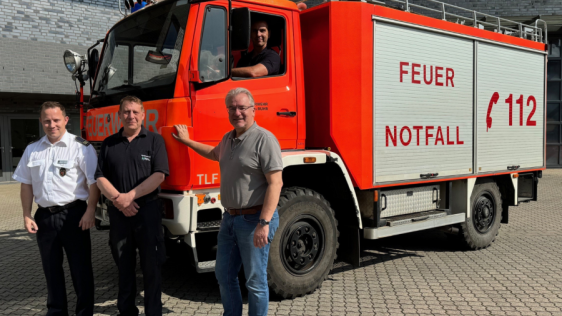 Von links nach rechts: Michael Lülf (Vize-Feuerwehrchef), Christian Thomas (Fahrzeugbesatzung) und Oberbürgermeister Marc Buchholz, im Fahrzeug sitzend Gregor Przylucki (Fahrzeugbesatzung).