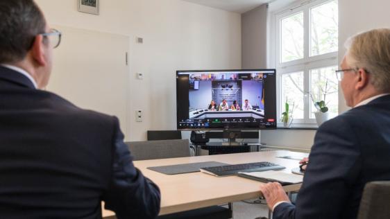 Mülheims Oberbürgermeister Marc Buchholz (rechts) und Stadtdirektor David Lüngen tauschen sich per Videokonferenz mit Vertretern der ukrainischen Stadt Ivano-Frankivsk aus. Auch Mülheims Bürgermeisterin Ann-Kathrin Allekotte hatte sich online dazu geschaltet. 