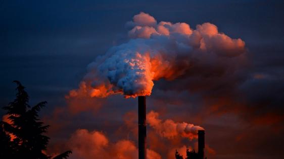 Rauchende Schornsteine einer Industrieanlage.