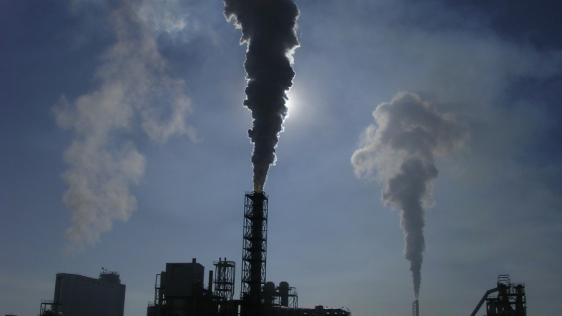 Rauchende Schornsteine einer Industrieanlage.