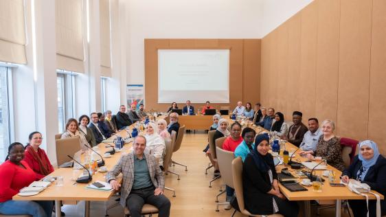 Teilnehmer der Informationsveranstaltung zur Integrationsratswahl am 14. September 2025 im Historischen Rathaus mit Stadtdirektor David A. Lüngen, Geschäftsführerin des Integrationsrates, Sekine Günes, und Dirk Klever, Rats- und Rechtsamt