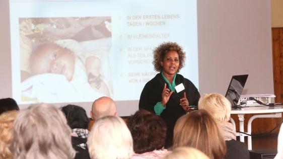 Jawahir Cumar, Gründerin von Stop Mutilation e.V., hält einen Vortrag zum Thema. Weibliche Genitalbeschnedung in Deutschland?
