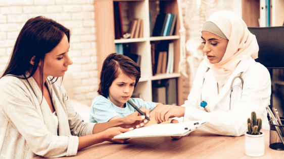 Eine Kinderärztin im Gespräch mit einer Mutter und ihrem Kind