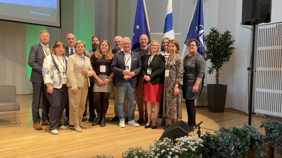 Sicherheitskonferenz 2024 in Kouvola (Finnland). Gruppenfoto der offiziellen Mülheimer Delegation sowie Vertreter*innen aus Kouvola und der Delegation aus Balatonfüred (Ungarn).