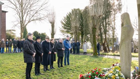 Vertreter von Politik und Religionen bei der Kranzniederlegung. 