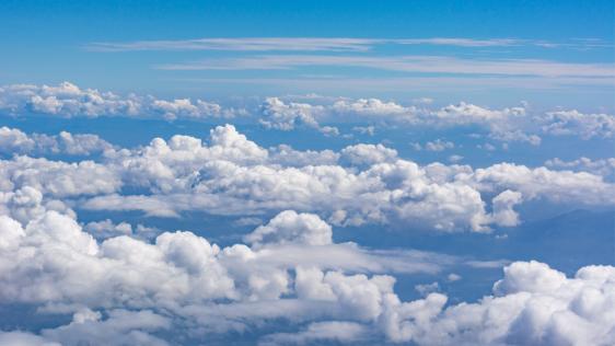 Ein von Schäfchenwolken durchzogener blauer Himmel.