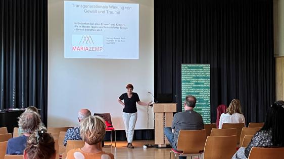  Die Referentin Maria Zemp spricht auf Einladung der Gleichstellungsstelle über die Transgenerationale Wirkung von Traumata.