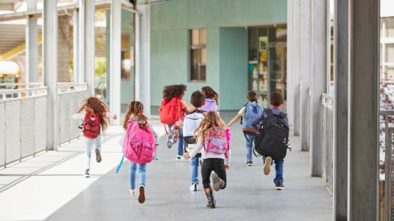 Kinder die aus der Schule rennen