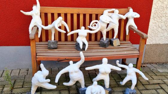 as Foto zeigt weiße NANA-Skulpturen - an die Kunst von Niki De Saint Phalle angelehnt. Sie sind das Ergebnis des ersten Workshops für Frauen mit der Mülheimer Künstlerin Deborah Marschner, der von der Gleichstellungsstelle initiiert wurde.