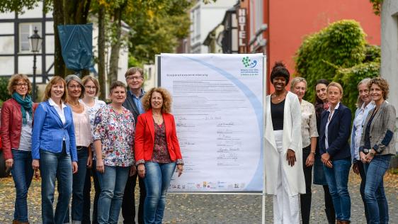 Vertreter der Netzwerkpartner aus dem Mülheimer Netzwerk Frühe Hilfen präsentieren ihre Kooperationsvereinbarung