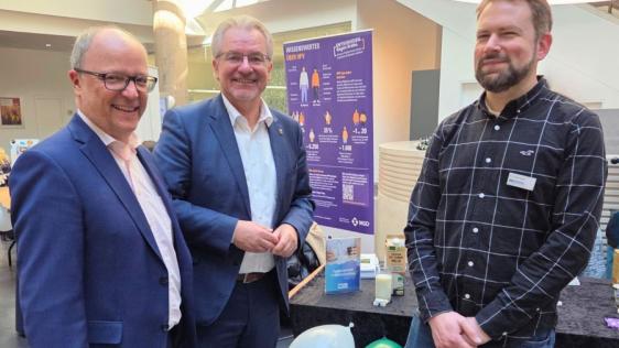 Oberbürgermeister Marc Buchholz (Mitte) mit Pressesprecher der Sparkasse Frank Hötzel (links) und Amtsleiter des Gesundheitsamtes Dr. Frank Pisani
