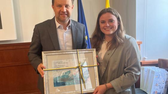 Der Stadtpräsident von Oppeln, Arkadiusz Wiśniewski und Mülheims Bürgermeisterin Ann-Kathrin Allekotte präsentieren ein Bild anlässlich der 35-jährigen Städtepartnerschaft der Städte Mülheim an der Ruhr und Oppeln (Opole).