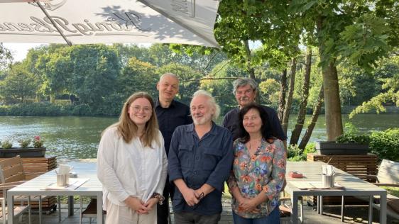 Bürgermeisterin Ann-Kathrin Allekotte begrüßt Künstler aus Opole (von links nach rechts): Bürgermeisterin Ann-Kathrin Allekotte, Romuald Jeziorowski (Künstler aus Opole), Andrzej Sznejweis (Künstler aus Opole), Heiner Schmitz (Mitglied Arbeitsgemeinschaft Mülheimer Künstlerinnen und Künstler e. V.) und Karin Dörre (erste Vorsitzende der Arbeitsgemeinschaft Mülheimer Künstlerinnen und Künstler e.V. ).