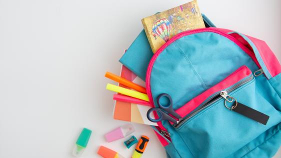 Schulrucksack aus dem Stifte und Hefter rausschauen