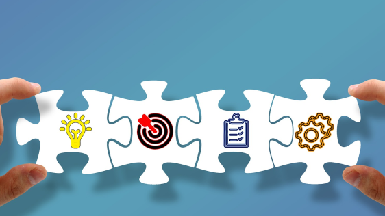 Puzzleteile in zwei Händen mit Integrationssymbolen