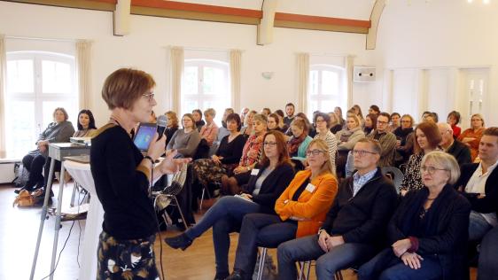 Referentin Henrike Krüsmann hält einen Vortrag zum Thema Kinder im Umfeld häuslicher Gewalt.