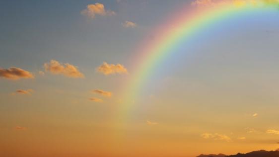 Himmel mit Regenbogen.