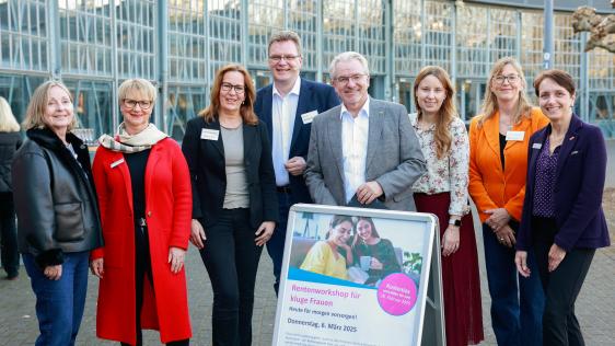 Die Kooperationspartnerinnen von der Gleichstellungsstelle, der Arbeitsagentur MH/OB, der Sparkasse und dem Jobcenter, der Referent Dirk R. Schuchardt und der Oberbürgermeister Marc Buchholz finden sich für ein Gruppenfoto vor Beginn des Rentenworkshops vor dem Ringlokschuppen ein.