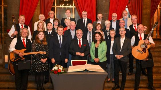 Festakt im Rahmen des Delegationsbesuches der polnischen Gäste am 29. September 2024 in Mülheim an der Ruhr. Bei der Veranstaltung waren Vertreterinnen und Vertreter aus Politik und Verwaltung sowie Mitglieder des Fördervereins Mülheimer Städtepartnerschaften e. V anwesend und feierten das 35-jährige Bestehen der Städtepartnerschaft der Städte Mülheim und Opole.