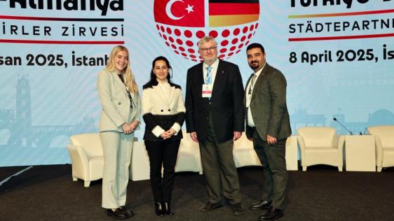 Im Rahmen der Konferenz gab es auch einen Austausch mit der türkischen Partnerstadt Beykoz (v.li.n.re.): Alexandra Taulien (Ref. I.2 Städtepartnerschaften und Europaangelegenheiten), stellvertretende Bürgermeisterin von Beykoz Özlem Vural Gürzel, Bürgermeister Markus Püll, Mehmet Berkin Durgun (Leiter internationale Beziehungen Beykoz).