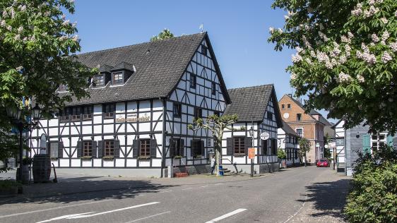 Fachwerkhäuser an einer Straße im Mülheimer Stadtteil Saarn
