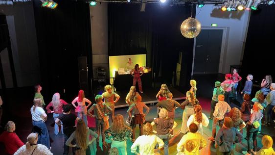 Zu Beginn der Frauenparty Time to Dance anlässlich des Internationalen Frauentages fand ein einstündiger Salsa Kurs zur Einstimmung statt. Die Tänzerin Ulymar Garcia Nierhaus stimmte die Frauen auf den langen Tanzabend mit DJ diesuse ein. Die Frauenparty wurde von der Gleichstellungsstelle veranstaltet und fand im Ringlokschuppen Ruhr statt.