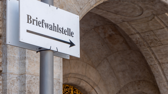 Schild weist auf Briefwahlstelle/Briefwahlbüro hin