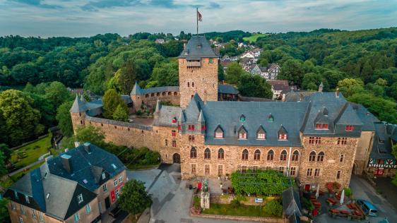 Ansicht von Schloss Burg aus der Vogelperspektive. Die frauenpolitische Fahrt der Gleichstellungsstelle nach Solingen und Schloss Burg ist nun für den Spätsommer 2021 geplant.