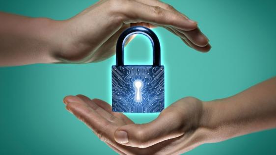 In der Mitte des Bildes befindet sich ein Schloss als Symbol des Datenschutzes. Über und unter dem Schloss ist jeweils eine Hand zum als Symbol für den Schutz.