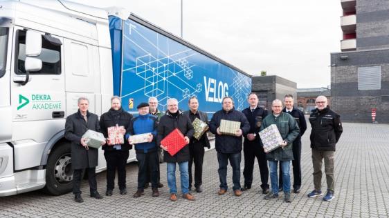 von links nach rechts: Jürgen Skotschke (Initiative Tschernobyl-Kinder e.V.), Sascha Jurczyk (SPD), Gerd Schöneberg (Initiative Tschernobyl-Kinder e.V.), Markus Püll (Bürgermeister), Marc Buchholz (Oberbürgermeister), Bernd Dickmann (CDU), Peter Beitz (FDP), Sven Werner (Amtsleitung Berufsfeuerwehr), Bert Abel (Fahrer, Dekra), Jörg Balkenhol (Feuerwehr) und Norbert Todt (Fahrer, Dekra).