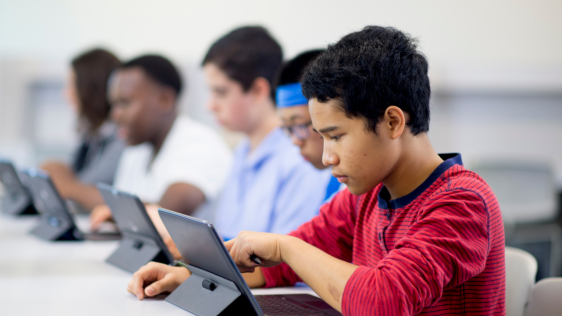 Junge Schüler*innen arbeiten an Tablets